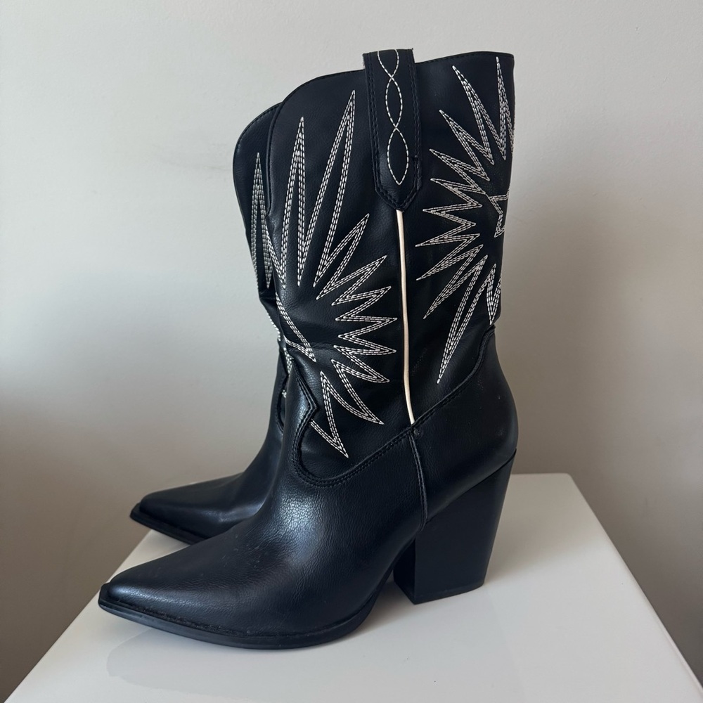 Altar'd State Emersyn - Starburst Embroidery
Cowgirl Boots. Size: 7.5.